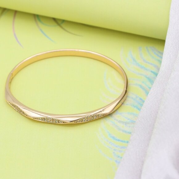 Elegant Wave Pattern Rose Gold Bangle with Sparkling Detailing, XPBL0483 - Picture 5 of 11